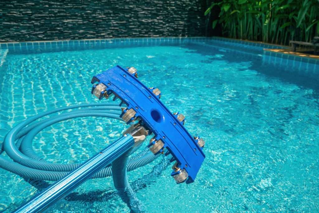 Aspirateur de piscine avec perche télescopique