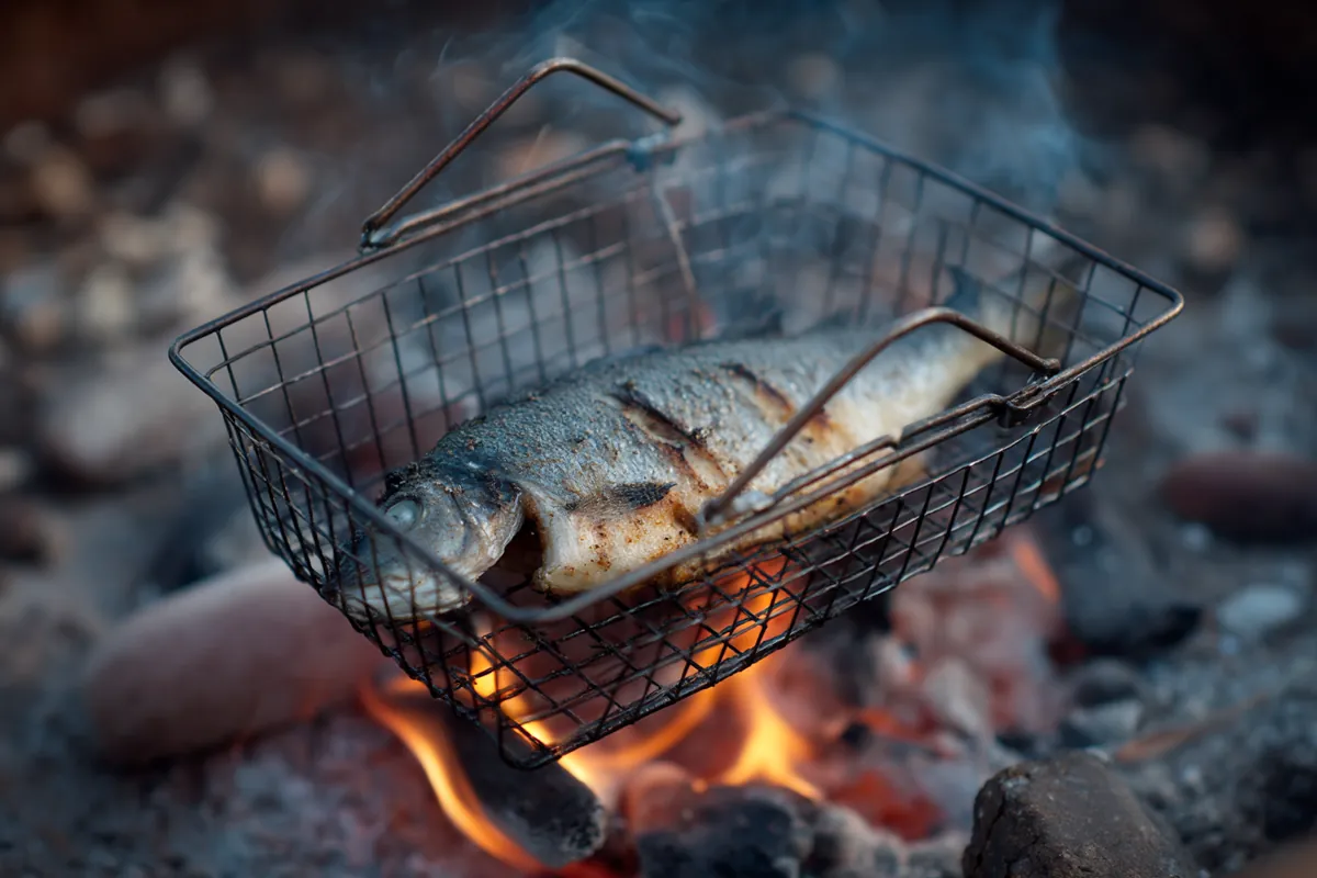 Bonite au barbecue : la recette et la bonne braise 3 Bonite entière maintenue dans une grille double à poisson