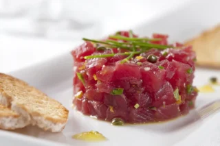 Tartare de bonite : la recette au couteau 10 Tartare de bonite dressé à l'emporte-pièce