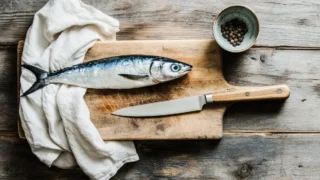 Bonite entière sur planche en bois avec couteau à filet