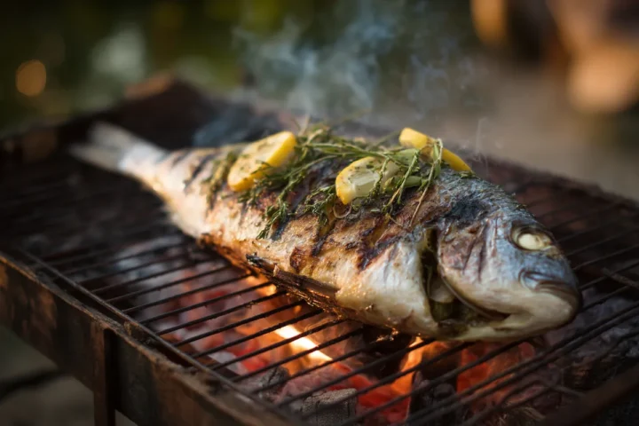 Bonite entière grillée au barbecue