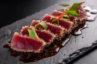 Tataki de bonite : la recette et la saisie parfaite 11 Tranches de tataki de bonite en éventail, cœur rouge cru