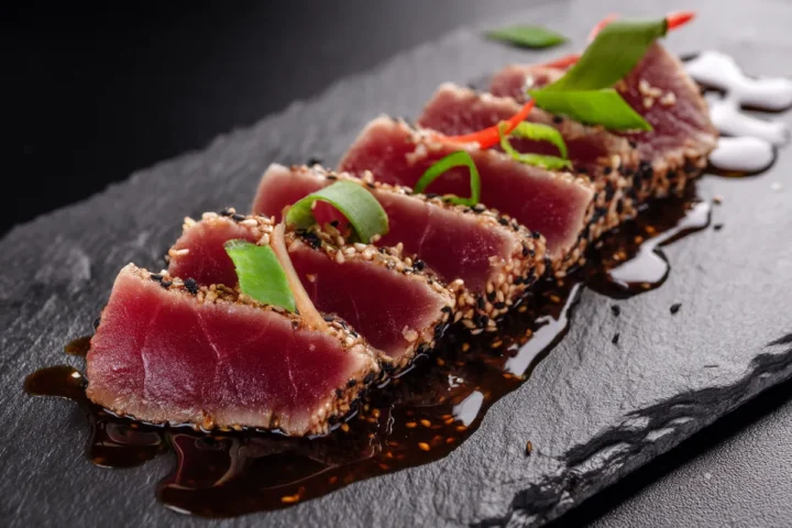 Tranches de tataki de bonite en éventail, cœur rouge cru
